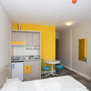 Studio Lit Queen-Size